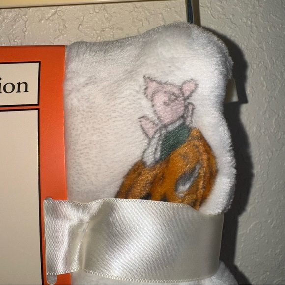 Disney Classic Winnie The Pooh Halloween Baby Blanket Eeyore Piglet New Pumpkin - Picture 10 of 11